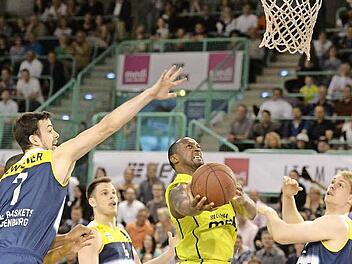 Je'Kel Foster (am Ball) war mit 19 Punkten erfolgreichster Bayreuther Werfer. Foto: Peter Mularczyk