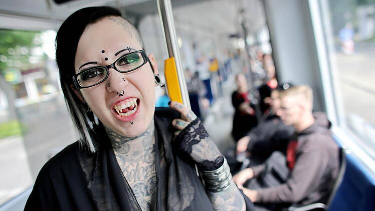 In knappen Outfits, opulenten Kleidern und kreativen Verkleidungen präsentieren sich die Teilnehmer des Wave-Gotik-Treffens in Leipzig. Foto: dpa