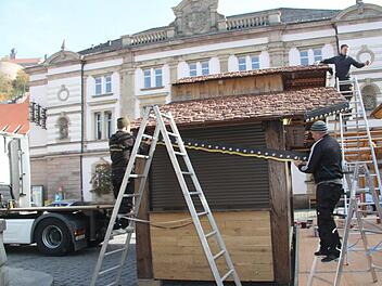 Das Winterdorf auf dem Marktplatz steht schon weitgehend. In den nächsten Tagen wird noch gewerkelt, dass bis zur Eröffnung am Freitag alles fertig ist. Foto: Sonja Adam