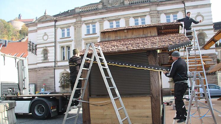 Das Winterdorf auf dem Marktplatz steht schon weitgehend. In den nächsten Tagen wird noch gewerkelt, dass bis zur Eröffnung am Freitag alles fertig ist. Foto: Sonja Adam