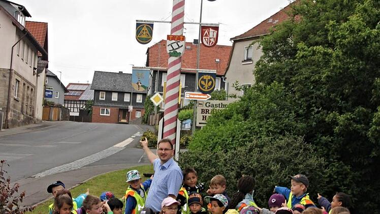 Der Zunftbaum mit vielen Handwerkerwappen stand im Mittelpunkt der Fragestunde bei Bürgermeister Wolfram Thein.  Foto: Helmut Will