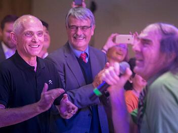 Überraschungsgast: Guildo Horn trat bei der 60. Geburtstagsfeier von Wolfgang Heyder in Hallstadt auf. Foto: Frank Heumann