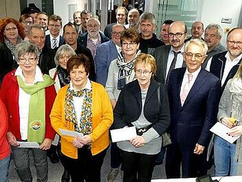 Die Spendenempfänger mit Bereichsdirektor Gerhard Zettel (vorne, Zweiter von rechts) und den Geschäftsstellleitern Franz-Josef Kraus, Reinhard Müller, Carolin Olma und Wolfgang Balzer. Foto: Dieter Hübner