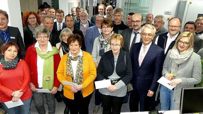 Die Spendenempfänger mit Bereichsdirektor Gerhard Zettel (vorne, Zweiter von rechts) und den Geschäftsstellleitern Franz-Josef Kraus, Reinhard Müller, Carolin Olma und Wolfgang Balzer. Foto: Dieter Hübner