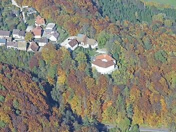 Auf dem Luftbild vom Herbst ist gut zu erkennen, wo der Laubwald ist.  Foto: Reinhard Löwisch