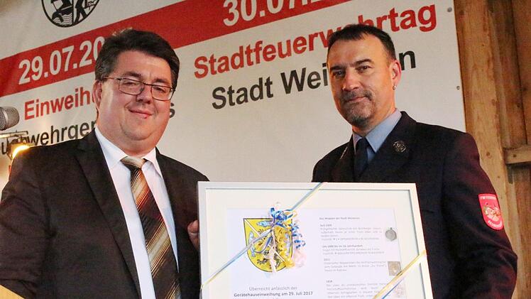 Übergabe des gerahmten Stadtwappen von Bürgermeister Udo Dauer an Vorsitzenden der Feuerwehr Seubersdorf Werner Bienlein.