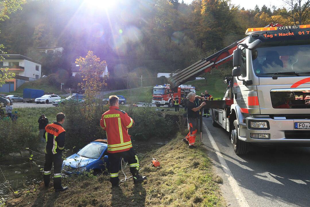 Landkreis Forchheim: Auto landet im Fluss