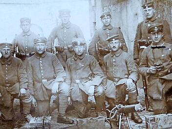 Eines der Opfer der Frühjahrsoffensive war Konrad Ott aus Ebermannstadt (untere Reihe, Zweiter von rechts), der nach dreieinhalb Jahren ununterbrochenen Kriegseinsatzes am 27. April 1918 im Alter von 25 Jahren in Flandern fiel.  Repros/Foto: Manfred Franze
