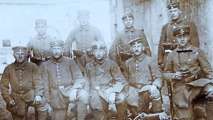 Eines der Opfer der Frühjahrsoffensive war Konrad Ott aus Ebermannstadt (untere Reihe, Zweiter von rechts), der nach dreieinhalb Jahren ununterbrochenen Kriegseinsatzes am 27. April 1918 im Alter von 25 Jahren in Flandern fiel.  Repros/Foto: Manfred Franze