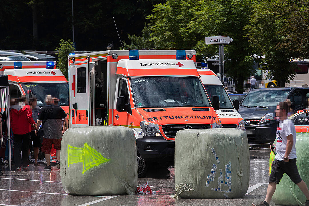 Rennwagen verliert Kontrolle und rast in Zuschauer – mindestens sieben Verletzte in Oberbayern