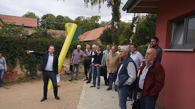 Rund 12&nbsp;000 Euro wird die Stadt Bad Rodach zus&auml;tzlich in den Spielplatz am Schlossplatz investieren. Einstimmig billigte der Bauausschuss vor Ort den Vorschlag von B&uuml;rgermeister Tobias Ehrlicher. Foto: Martin Rebhan