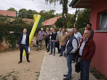 Rund 12 000 Euro wird die Stadt Bad Rodach zusätzlich in den Spielplatz am Schlossplatz investieren. Einstimmig billigte der Bauausschuss vor Ort den Vorschlag von Bürgermeister Tobias Ehrlicher. Foto: Martin Rebhan