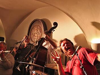 Harry Tröger und die anderen Schräte sind im Deutschherrnkeller in Münnerstadt voll in ihrem Element. Foto: Heike Beudert