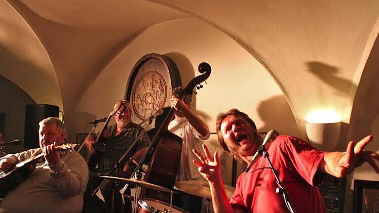 Harry Tröger und die anderen Schräte sind im Deutschherrnkeller in Münnerstadt voll in ihrem Element. Foto: Heike Beudert