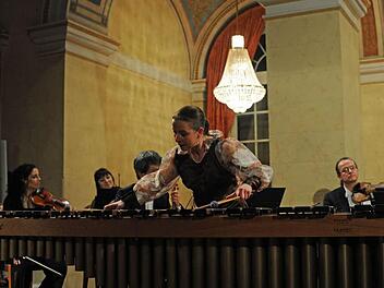 Entführten klangvoll und gut aufeinander abgestimmt in exotische Gegenden: Katarzyna Mycka am Marimbaphon und das Bayerische Kammerorchester Bad Brückenau. Foto: Christian Dijkstal