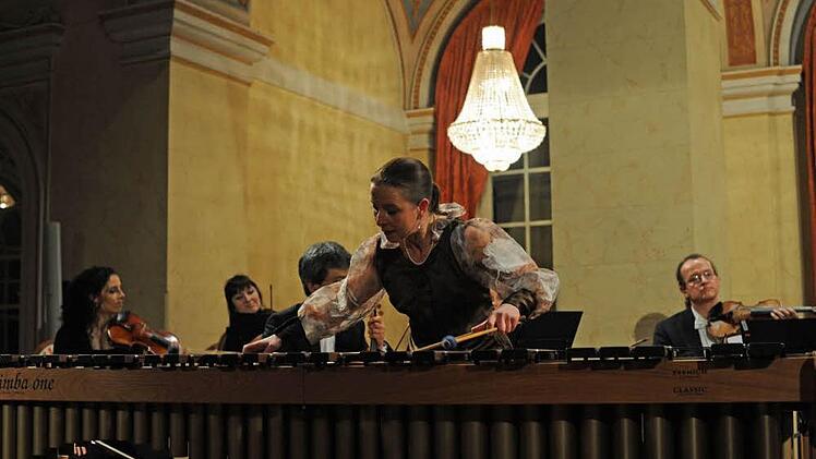 Entführten klangvoll und gut aufeinander abgestimmt in exotische Gegenden: Katarzyna Mycka am Marimbaphon und das Bayerische Kammerorchester Bad Brückenau. Foto: Christian Dijkstal