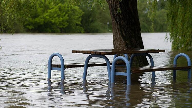 Der Main tritt am 29. Mai 2013 in Randersacker bei Würzburg über die Ufer und Überschwemmt Uferpromenade, Tische und Bänke. Foto: Tobias Köpplinger
