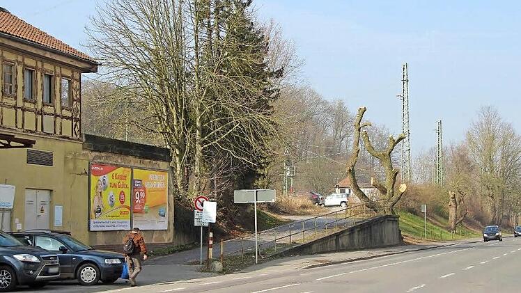 Es ist nur ein relativ kleiner Grundstücksstreifen zwischen Bahnhof und der Callenberger Unterführung, um den sich die Stadt Coburg seit gut drei Jahren bemüht. Nach einem Wechsel in der Chefetage wolle die Bahn das Gelände nun offenbar behalten. Foto: CT-Archiv/Alexa Brosius