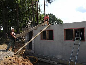 Hugo Eußner und Steffen Denner sind zum Arbeitseinsatz auf der Sportheim-Baustelle. Foto: Heike Beudert