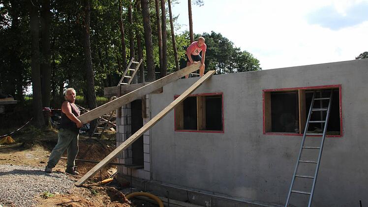 Hugo Eußner und Steffen Denner sind zum Arbeitseinsatz auf der Sportheim-Baustelle. Foto: Heike Beudert