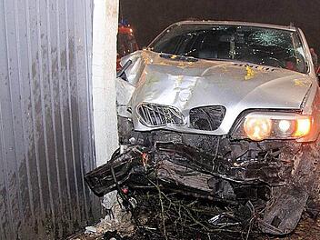 Umgeknickte Bäume, zwei schwer beschädigte Wagen: Bei einer Kontrolle in Lichtenfels am Samstag flüchtete plötzlich der Fahrer eines silbernen BMW X5 mit hoher Geschwindigkeit und baute einen spektakulären Unfall. Foto: Ferdinand Merzbach