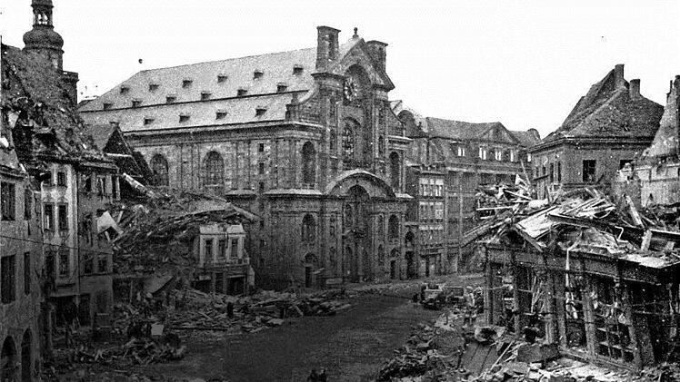 Der Grüne Markt nach den Bombenangriffen von 1945. Wie die Alte Maut verschwand die städtische Altane (rechts) für immer aus dem Stadtbild. Foto: Stadtarchiv