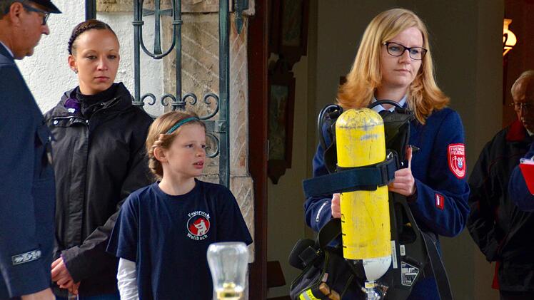Gottesdienst an der Siebenschmerzkapelle: Ihre Fürbitten brachten sowohl die Frauen der Wollbacher Wehr als auch die Kinder vor. Foto: Kathrin Kupka-Hahn