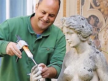 Restaurator und Steinmetz Alexander Kessler führte die Arbeiten aus. Foto: Ralf Ruppert