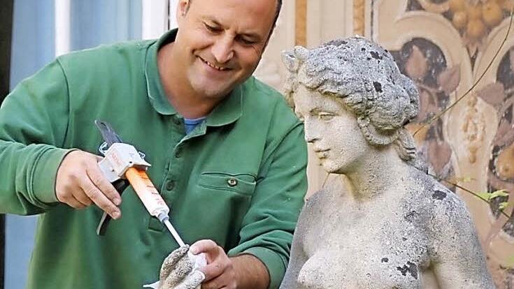 Restaurator und Steinmetz Alexander Kessler führte die Arbeiten aus. Foto: Ralf Ruppert