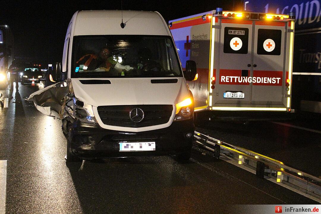 Unfall legt Verkehr auf A9 bei Bayreuth lahm - Sieben Fahrzeuge an Verkehrsunfall im Baustellenbereich beteiligt – glücklicherweise nur ein Leichtverletzter