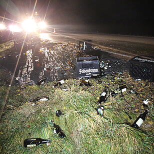 Oberfranken: Bierlaster verliert Ladung auf B173