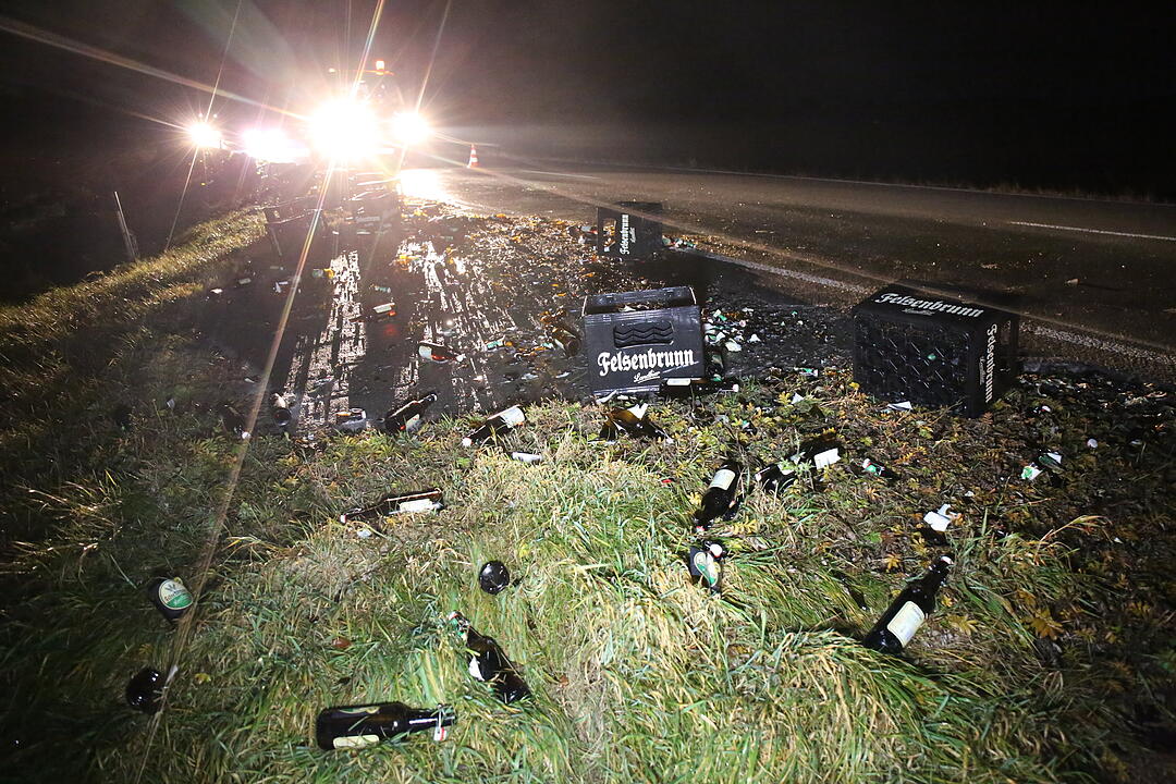 Oberfranken: Bierlaster verliert Ladung auf B173