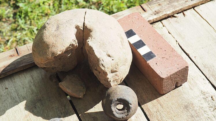 Archäologische Fundstücke aus Münnerstadt: Frühmittelalterliche Spinnwirtel und Webgewichte.Oliver Specht
