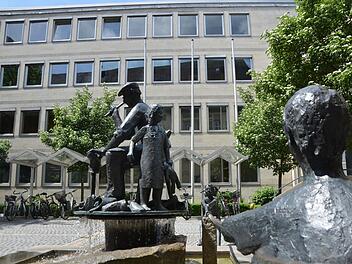 Die Figurengruppe des Schusterbrunnens soll vorübergehend einen neuen Standort am Kirchenplatz finden. Wenn das Rathaus (Hintergrund) abgerissen und neu gebaut ist, zieht das Herzogenauracher Symbol an seinen angestammten Platz im Schlosshof zurück.  Foto: Bernhard Panzer