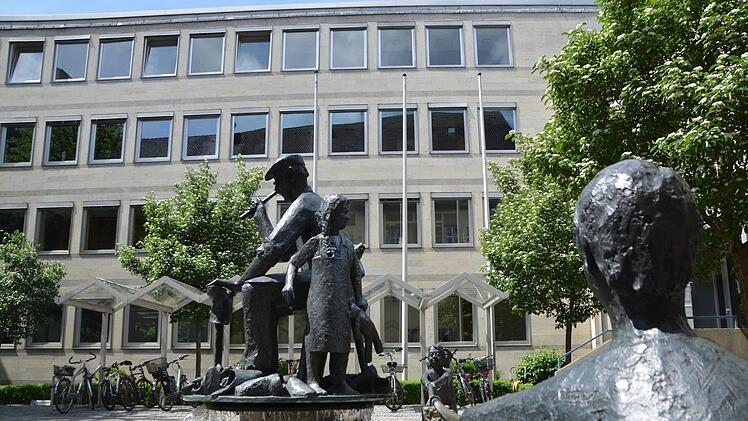 Die Figurengruppe des Schusterbrunnens soll vorübergehend einen neuen Standort am Kirchenplatz finden. Wenn das Rathaus (Hintergrund) abgerissen und neu gebaut ist, zieht das Herzogenauracher Symbol an seinen angestammten Platz im Schlosshof zurück.  Foto: Bernhard Panzer