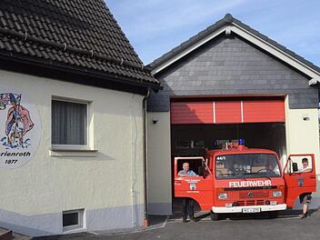 Stolz präsentieren Ehrenkommandant und Vorsitzender Georg Fiedler (l.) und  Kommandant Jens Pfluger ihr neues Feuerwehrhaus und ihr ebenso neu erworbenes TSF. Links im Bild  ist ein Teil des Feuerwehrhauses von 1951 zu sehen.K.- H. Hofmann