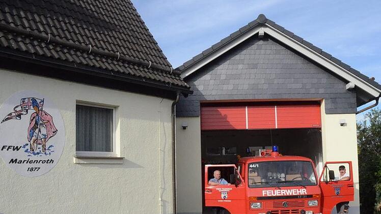 Stolz präsentieren Ehrenkommandant und Vorsitzender Georg Fiedler (l.) und  Kommandant Jens Pfluger ihr neues Feuerwehrhaus und ihr ebenso neu erworbenes TSF. Links im Bild  ist ein Teil des Feuerwehrhauses von 1951 zu sehen.K.- H. Hofmann