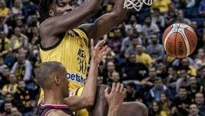 AEK Athen kam immer wieder zu einfachen Körben. Hier setzt sich Tyler Roberson (hinten) gegen Louis Olinde, der ein gutes Spiel ablieferte, durch. Foto: championsleague.basketball