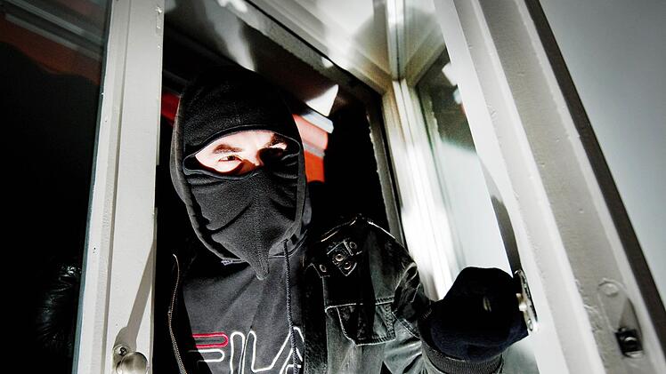 Ein Einbrecher hat bei einem Einbruch im Landkreis Forchheim über 33.000 Euro erbeutet. Er wurde am Dienstag vor dem Amtsgericht in Forchheim verurteilt. Symbolfoto: Andreas Gebert/dpa