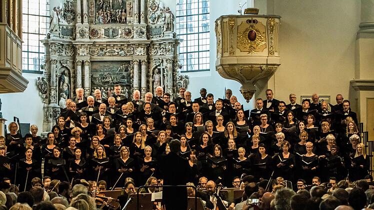 Eindrucksvolles Finale der Konzertsaison des Landestheaters. Die "Sea Symphony" von Ralph Vaughan Williams erklang in der Coburger Morizkirche, gestaltet von der Royal Choral Society und dem Chor und dem Philharmonischen Orchester des Landestheaters unter Leitung von Richard Cooke.Foto: Jochen Berger