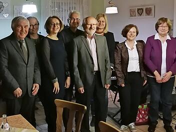 Die Jubilare und der Vorstand (von links): Barbara Gruber, Hans Sch&auml;ffner, Susanne Schmitt, Daniela Drummer, Stefan Kuen, Heiner Schumm, Beate Kuen, Cordula Haderlein, Gerda Poiger und Elisabeth P&ouml;hlmann  Foto: Daniela Drummer