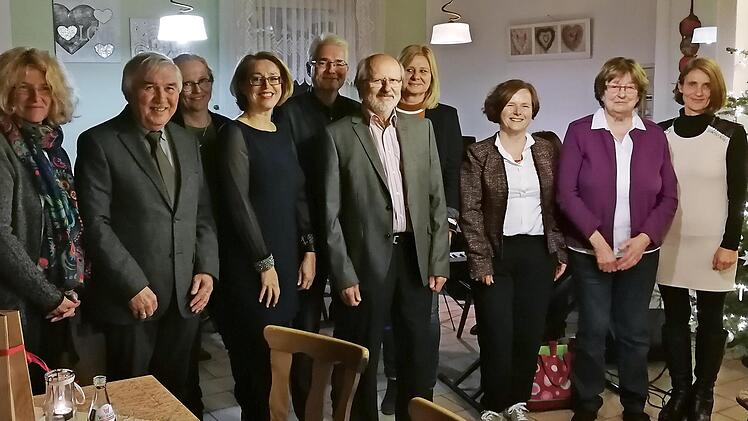 Die Jubilare und der Vorstand (von links): Barbara Gruber, Hans Sch&auml;ffner, Susanne Schmitt, Daniela Drummer, Stefan Kuen, Heiner Schumm, Beate Kuen, Cordula Haderlein, Gerda Poiger und Elisabeth P&ouml;hlmann  Foto: Daniela Drummer