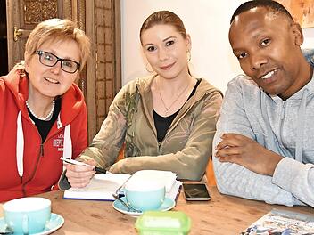 Letzte Vorbereitungen für die Spendenaktion werden besprochen. Von links: Christine Friedlein, Ronja Heim und Abou Musagara. Foto: Uschi Prawitz