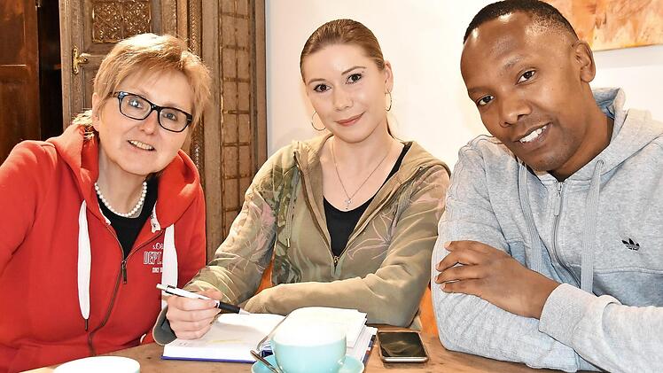Letzte Vorbereitungen für die Spendenaktion werden besprochen. Von links: Christine Friedlein, Ronja Heim und Abou Musagara. Foto: Uschi Prawitz