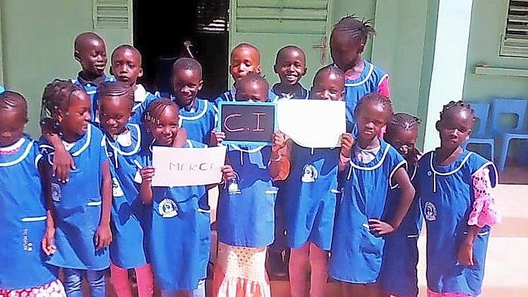 Die Mädchen mit den blauen Schürzen sind vom Projekt Kindergartenanbau in Senegal, das mit dem Geld unterstützt wurde.