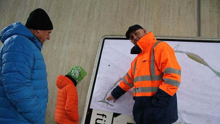 Jan Oertel vom Staatlichen Bauamt erklärte Details und ging auf Fragen ein. Vor allem der Radwegebau brannte den Stadtsteinacher  auf den Nägeln.