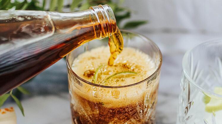 Mit der in Cola enthaltenen Phosphorsäure kann man Backbleche reinigen und Verkrustungen lösen.