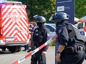 Polizeieinsatz an Berufskolleg in Essen - Lehrkraft verletzt