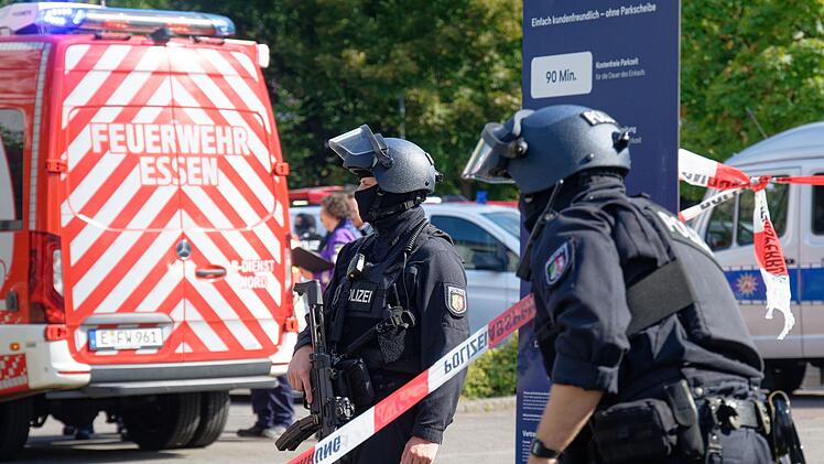 Polizeieinsatz an Berufskolleg in Essen - Lehrkraft verletzt