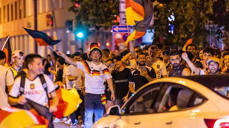 Autokorso, Pyrotechnik und Jubel: Fans feiern WM-Sieg der Deutschen in N&uuml;rnberg